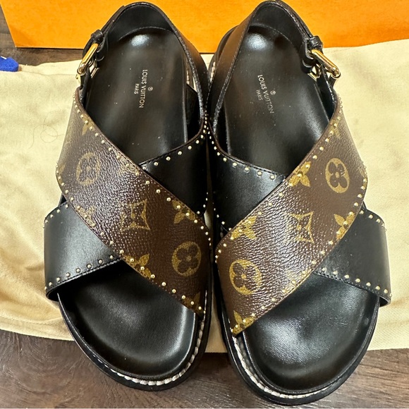LOUIS VUITTON PASEO FLAT COMFORT SANDLE MONOGRAM AND BACK GOLD STUDS & BUCKLE - Picture 4 of 8